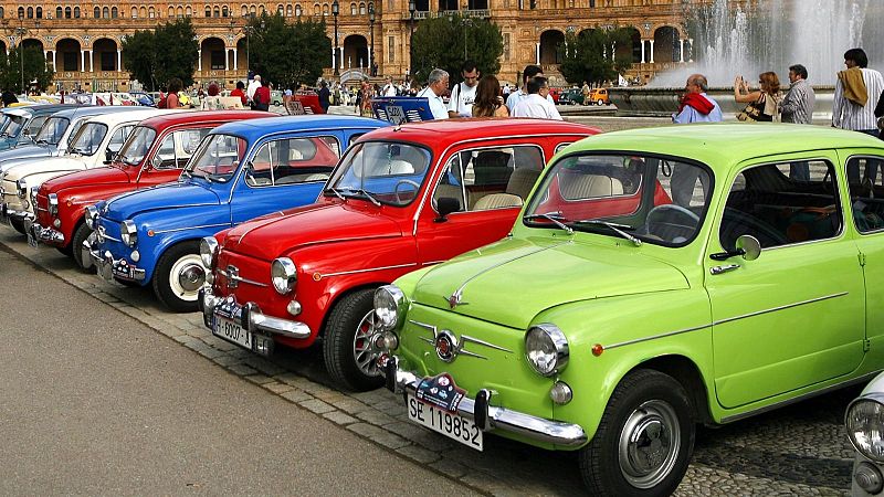 Exposición de SEAT 600 en la Plaza de España de Sevilla. Destaca un modelo verde lima con matrícula "SE 119852".