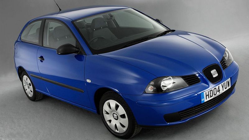 SEAT Ibiza azul metálico de 3 puertas, tercera generación, con matrícula "HD04 YUW". Fondo gris de estudio.