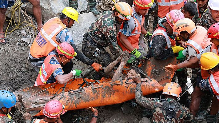 Telediario 1 - Rescatan a dos personas en Nepal en un túnel en el que podría haber 40 más