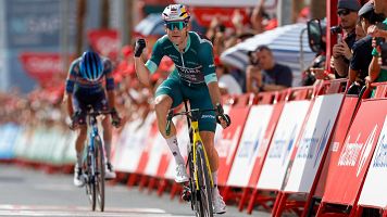 El Visma juega sus cartas y Wout Van Aert rompe la baraja en Loja para ganar su etapa desde la escapada