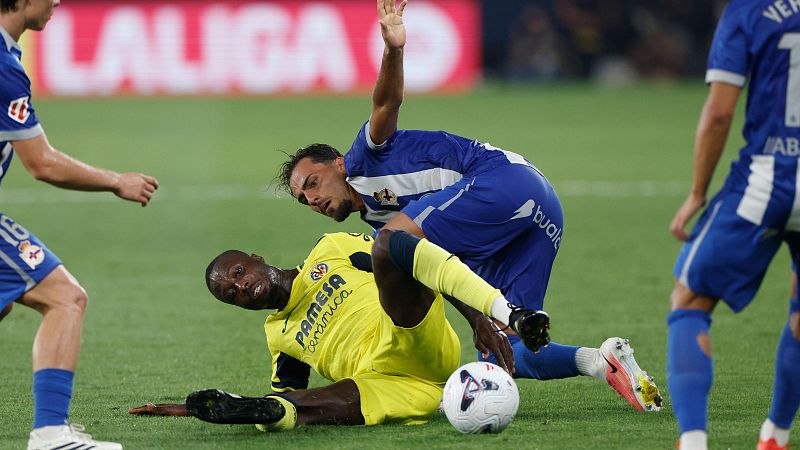 El jugador del Villarreal Nicolas Pepe y el jugador del Deportivo de A Coruña Giacomo Quagliata, durante el partido de la jornada 4 de LaLiga