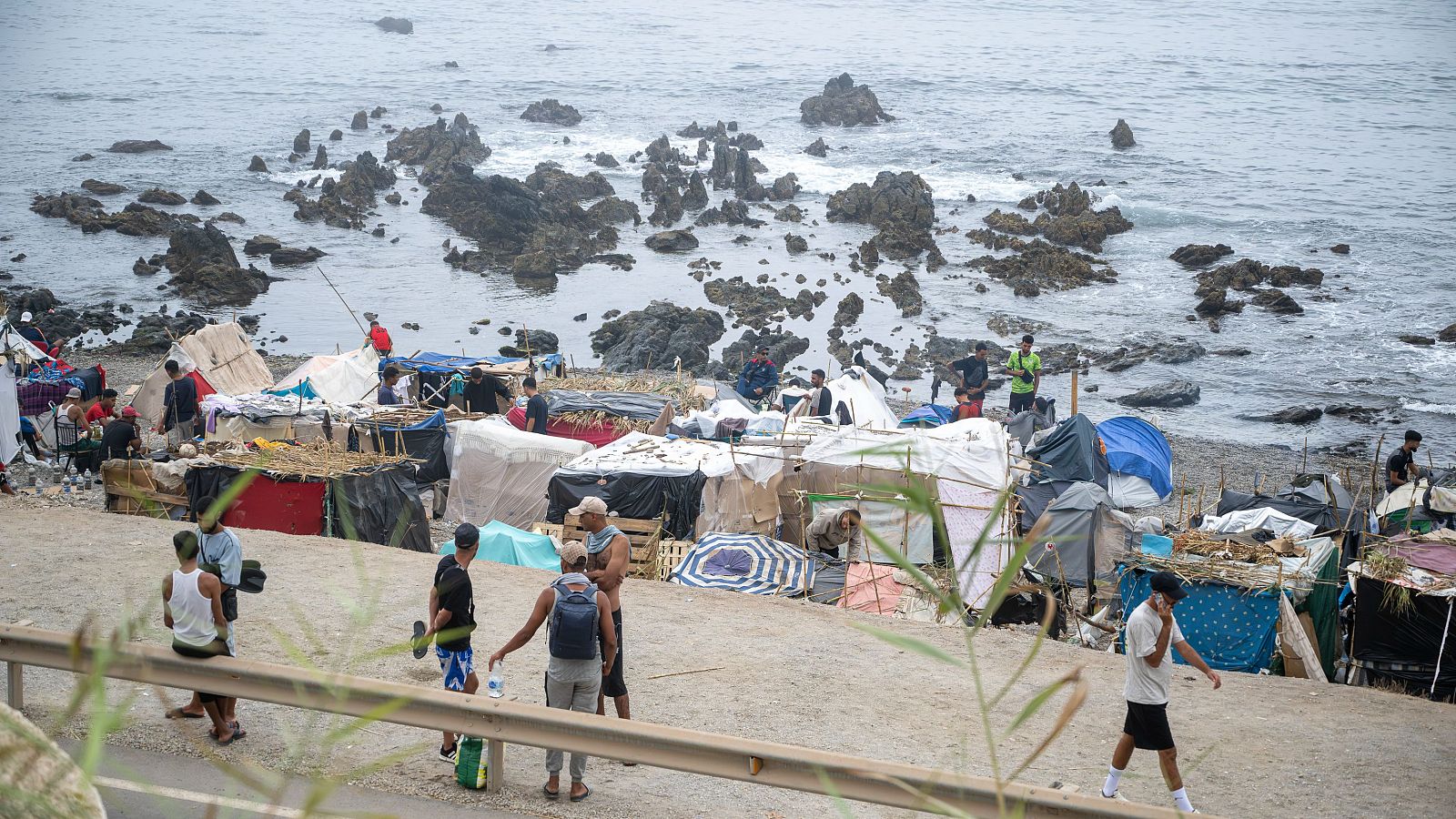 Centenares de migrantes acampan en la playa del Trampolín, a 3 de septiembre de 2026, en Ceuta (España).