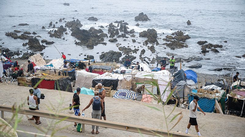 Centenares de migrantes acampan en la playa del Trampolín, a 3 de septiembre de 2026, en Ceuta (España).