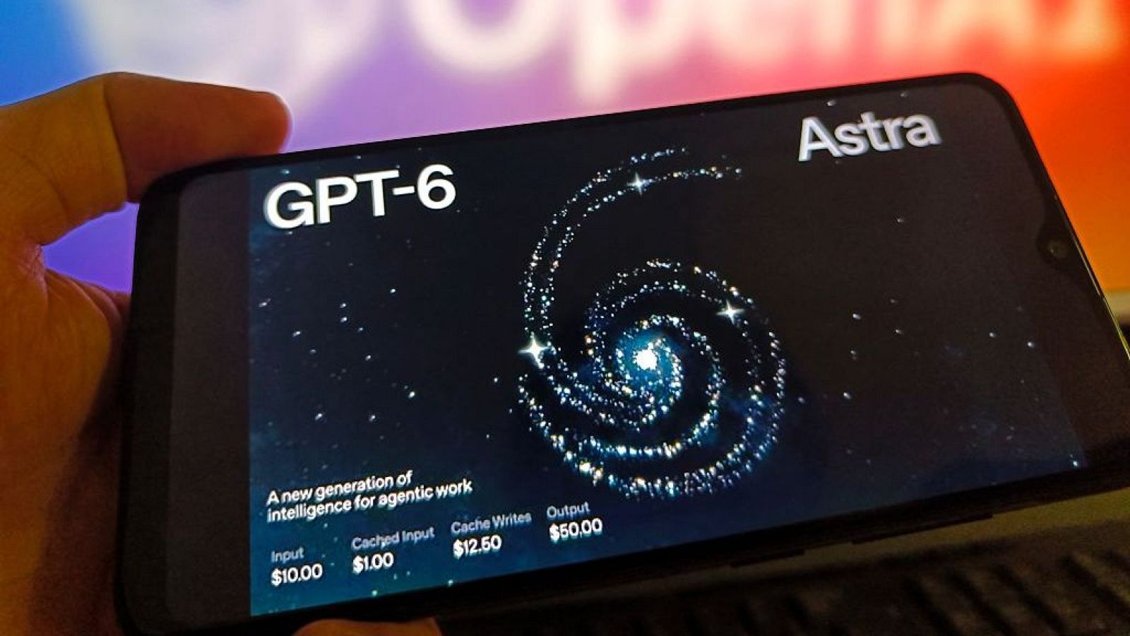 Smartphone con interfaz de IA "GPT-6" y "Astra", mostrando una galaxia y métricas financieras. Sostenido por una mano, con fondo de luces vibrantes y borde de teclado.