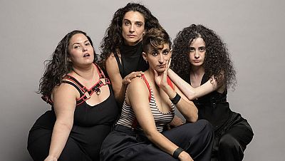 Cuatro mujeres posan con seriedad y miradas directas: Laura Gal�n, Alba Flores, una mujer apellidada Garc�a y Eva Valdelomar, en un retrato grupal que evoca empoderamiento.