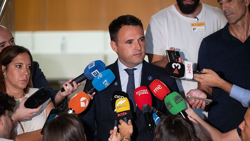 Guillermo Peláez, Consejero de Hacienda de Asturias, ofrece declaraciones a medios con micrófonos de EITB, TVE, Antena 3, Catalunya Ràdio, Europa Press, RNE, COPE y TV3. Periodistas graban con smartphones.