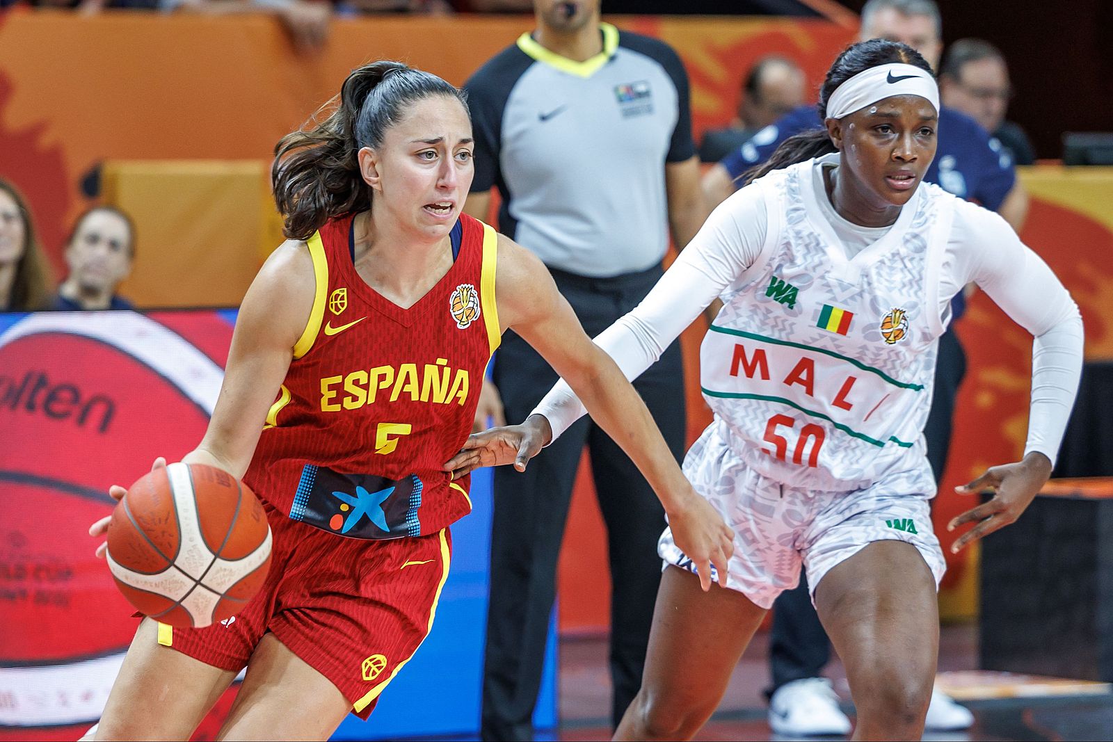 Maite Cazorla (España, #5) dribla el balón ante la defensa de una jugadora de Mali (#50) en un partido de baloncesto de la Copa del Mundo.
