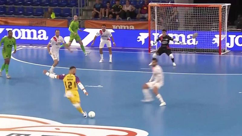 Jugador con dorsal 12 y nombre "BENNI" en camiseta amarilla golpea el bal�n en partido de f�tbol sala. Cancha azul, portero alerta, otros jugadores en acci�n.