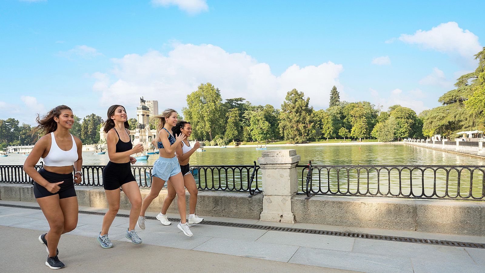 Un grupo de mujeres corriendo en el madrileño parque del Retiro
