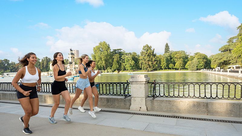 Un grupo de mujeres corriendo en el madrileño parque del Retiro