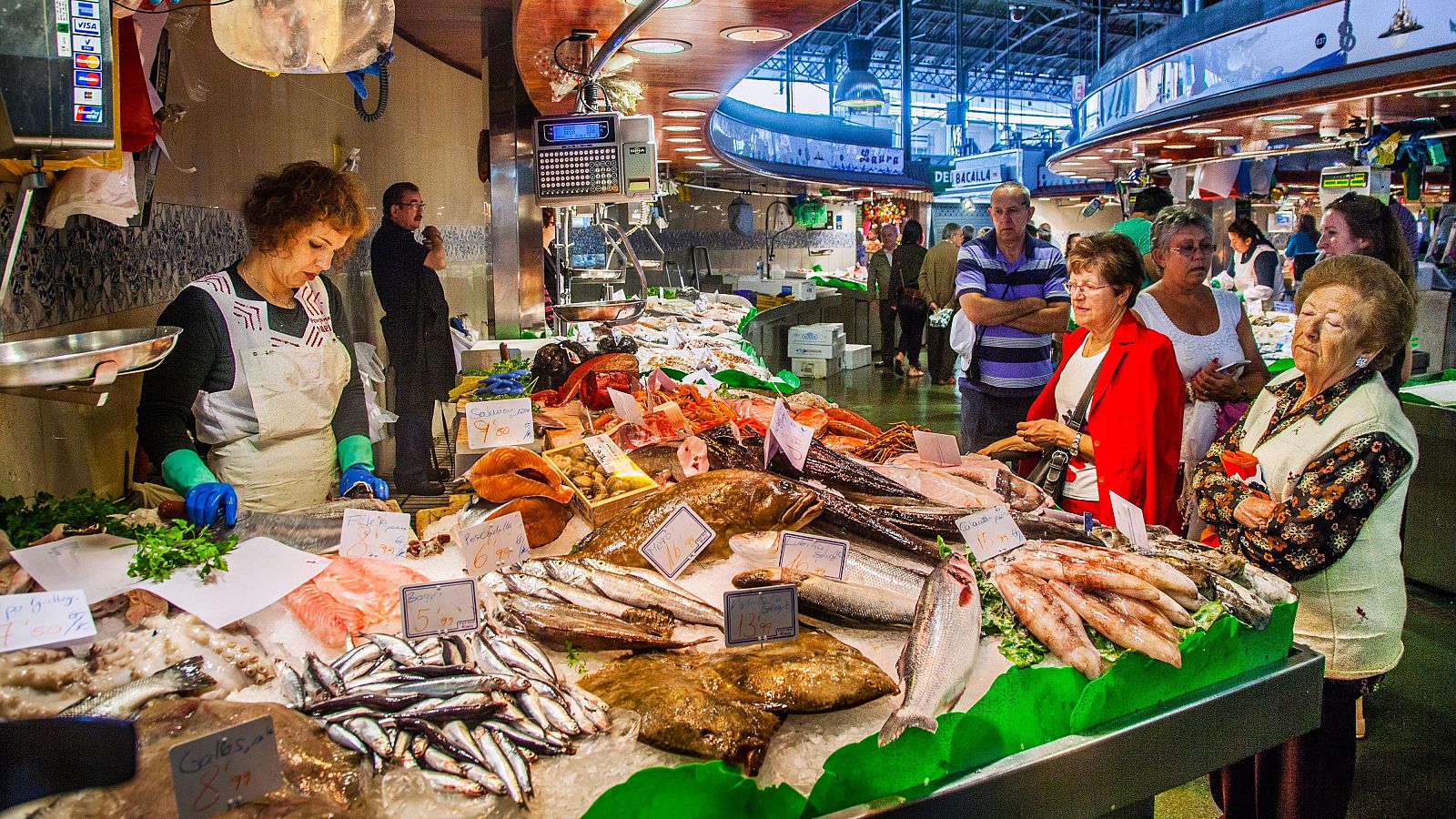 Renovarse o morir: puestos de mercados tradicionales que multiplican sus ventas gracias a las redes sociales
