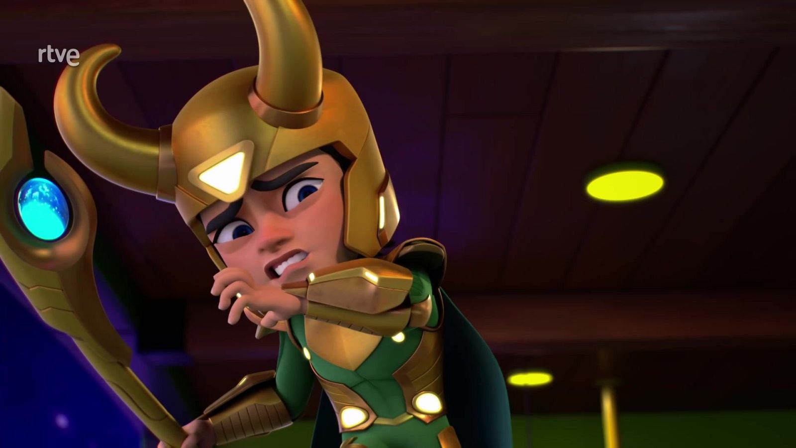 Loki en animación 3D, con casco dorado, traje verde y dorado, y cetro azul brillante. Expresión concentrada. Fondo oscuro con luces amarillas y resplandor azul. Logotipo de RTVE en la esquina superior izquierda.