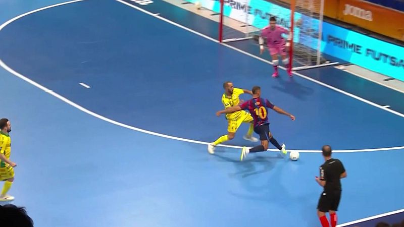 Jugador del FC Barcelona con el n�mero 10 dribla bal�n azul y blanco, defendido por jugador con camiseta amarilla y verde. Portero rosa alerta. Vallas publicitarias "PRIME FUTSAL" y "Joma".