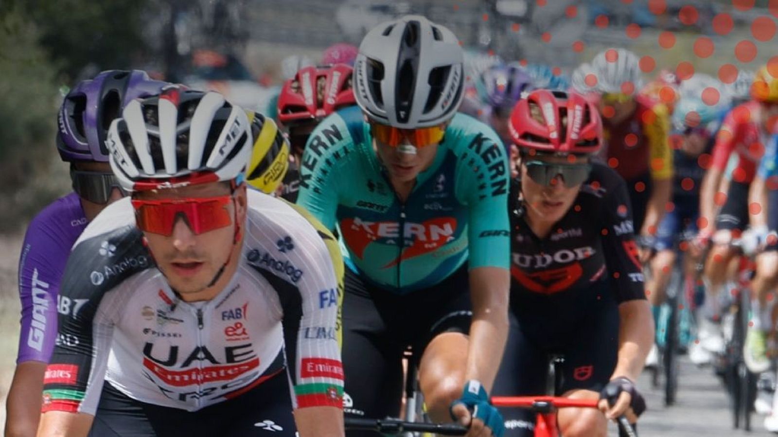 Ciclistas en plena carrera, Tadej Pogačar con maillot UAE Emirates, otro con Kern Pharma y uno más con Tudor Pro Cycling Team. Día soleado, enfoque en el esfuerzo.
