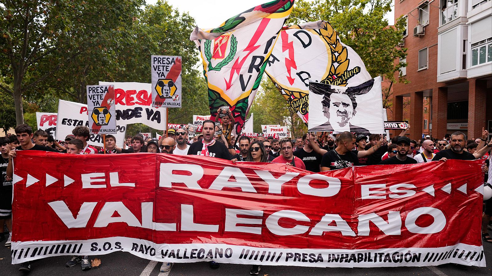 Manifestación de las peñas del Rayo Vallecano contra la gestión del presidente del club, Raúl Martín Presa, este sábado en Madrid.