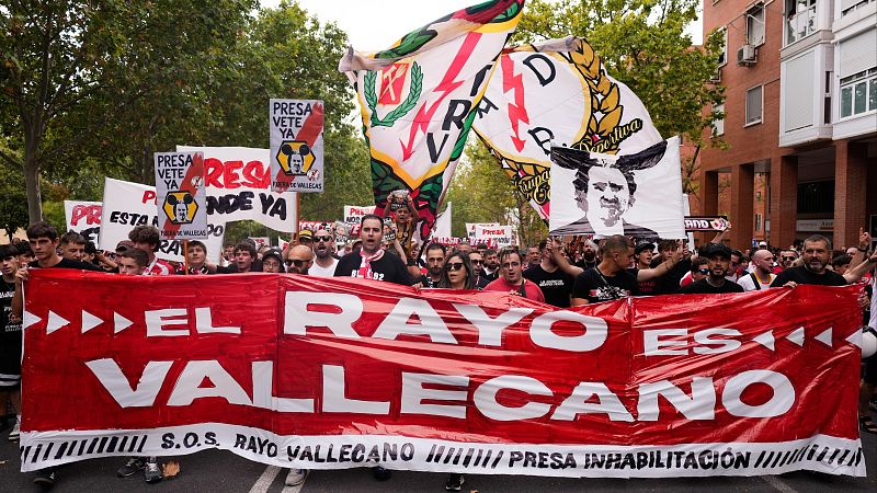 Manifestación de las peñas del Rayo Vallecano contra la gestión del presidente del club, Raúl Martín Presa, este sábado en Madrid.
