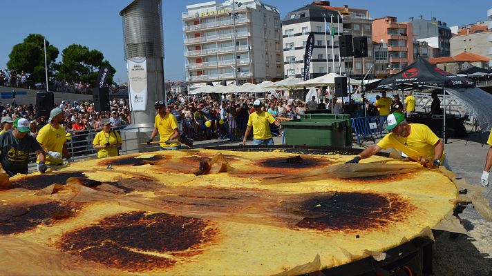 Telediario 2 - Sanxenxo (Pontevedra) elabora la tortilla más grande del mundo: seis metros de diámetro, diez toneladas y 17.000 huevos
