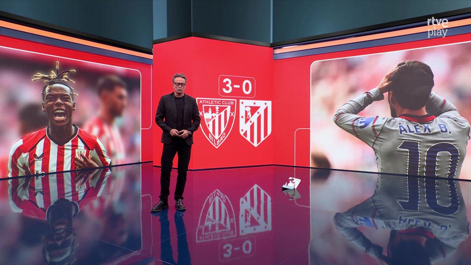 Estudio de TV con Juan Carlos Rivero, Nico Williams celebrando, jugador 'ALEX B.' frustrado, marcador 3-0, escudos Athletic Club y Atlético de Madrid, logo rtve play.