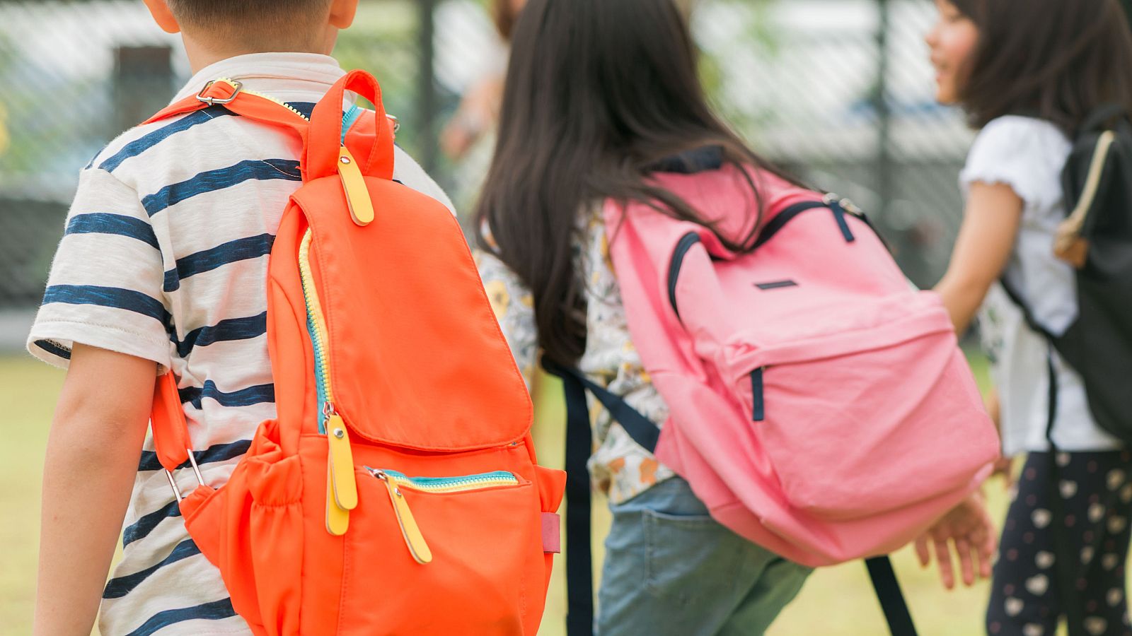 Niños con sus mochilas