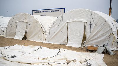 TVE accede al campamento del Muelle de Poniente: así son las carpas que acogerán a los migrantes de Ceuta