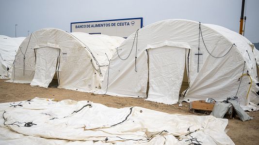 TVE accede al campamento del Muelle de Poniente: as� son las carpas que acoger�n a los migrantes de Ceuta
