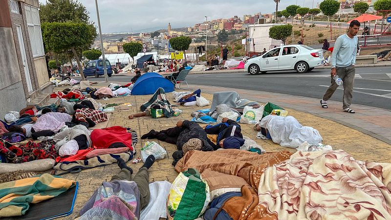 Inmigrantes duermen en plena calle en Ceuta