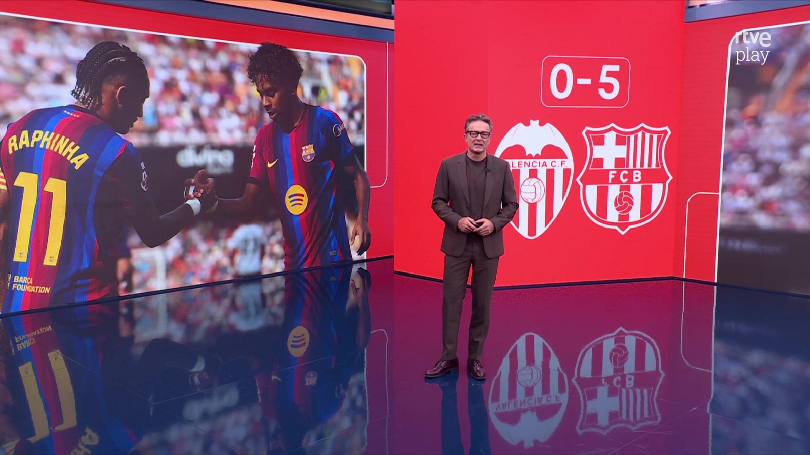 Marcos López en estudio de TV, con pantallas mostrando Raphinha del FC Barcelona y el resultado 0-5 contra Valencia C.F. con logo de rtve play.