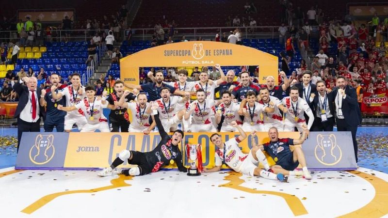 Jugadores de ElPozo Murcia Costa C�lida celebran la Supercopa de Espa�a de F�tbol Sala con el trofeo, medallas y el presidente Jos� Mar�a Albarrac�n y el entrenador Javi Rodr�guez. Confeti y p�blico en gradas.