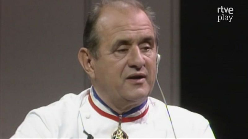 Primer plano de Paul Bocuse, chef francés, con chaqueta blanca, medalla dorada y auricular. Logo "rtve play" visible.
