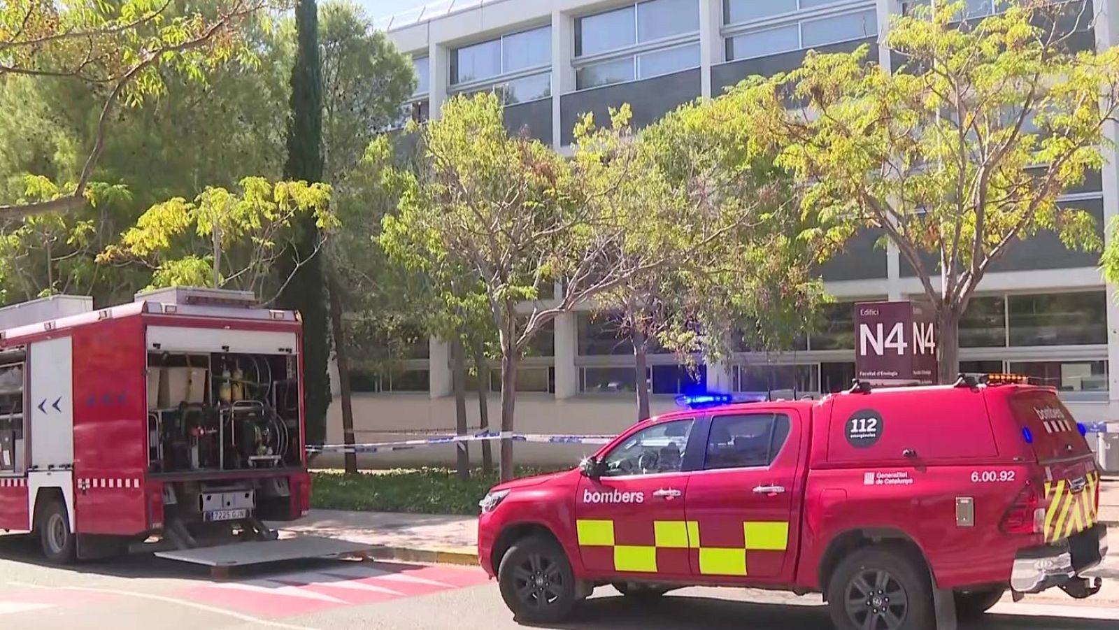 Vehículos de bomberos y acordonamiento en un campus universitario con cartel "N4 N4" y "Facultat de Formació".