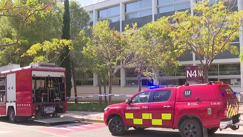 Vehículos de bomberos y acordonamiento en un campus universitario con cartel "N4 N4" y "Facultat de Formació".