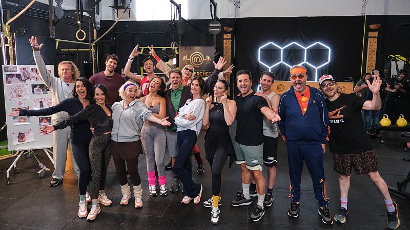 Grupo de jueces y concursantes de MasterChef Celebrity Legends posando en un set de gimnasio con el logo del programa. Figuras como Pepe Rodríguez, Samantha Vallejo-Nágera, Jordi Cruz, Lorena Castell, Terelu Campos, Vicky Martín Berrocal, Anabel Alonso, Bibiana Fernández, Boris Izaguirre, Mario Vaquerizo, Cayetana Guillén Cuervo, Tamara Falcó, Juanma Castaño, Santia