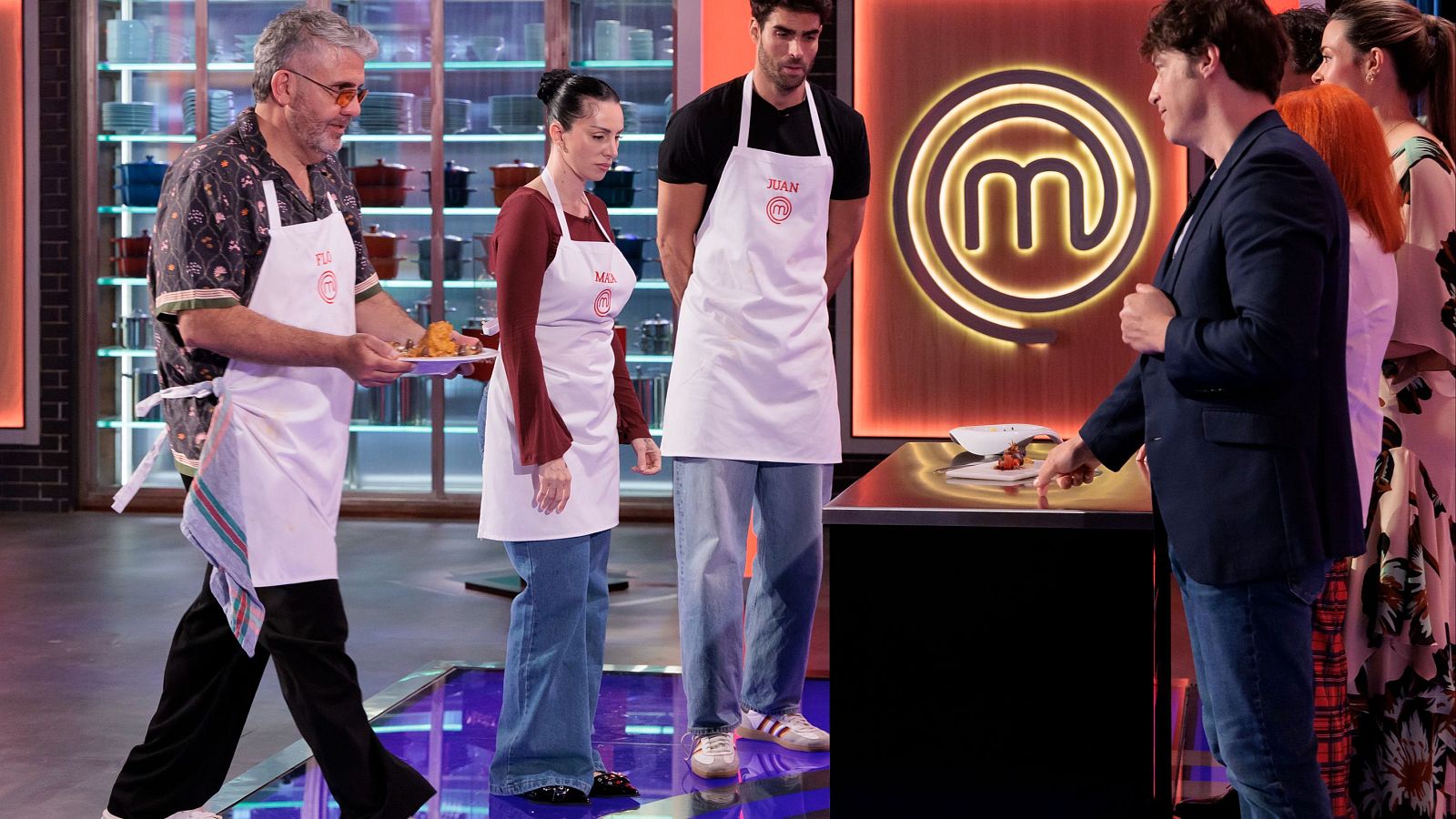 Juanma Castaño, Mala Rodríguez y Juan Betancourt en el plató de "MasterChef Celebrity Legends" presentando sus creaciones a Jordi Cruz.