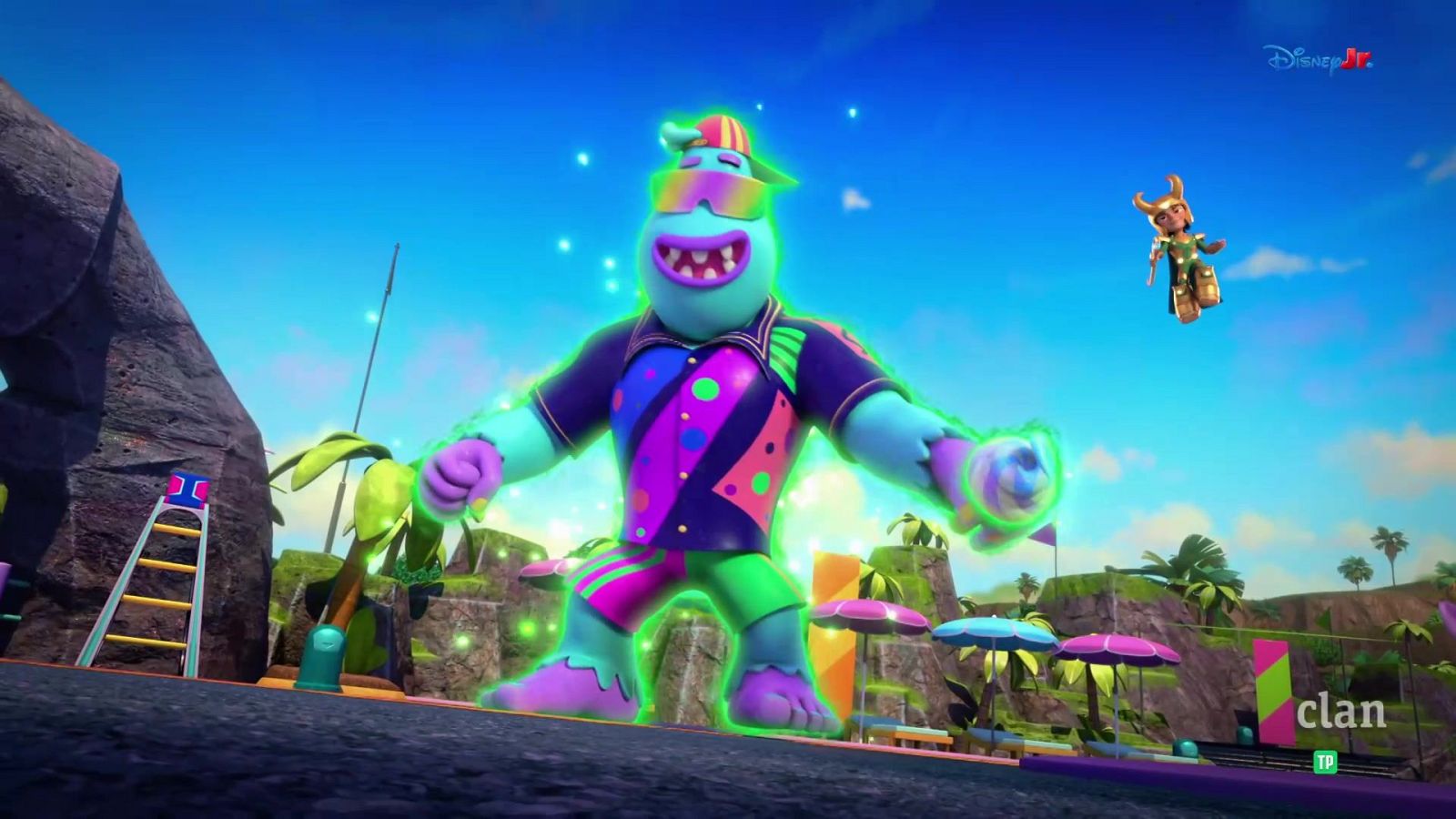 Hulk azul verdoso con gorra y gafas de sol, rodeado de energía verde, junto a Loki con casco de cuernos volando. Fondo tropical con palmeras, sombrillas y logos de Disney Jr. y Clan TV.