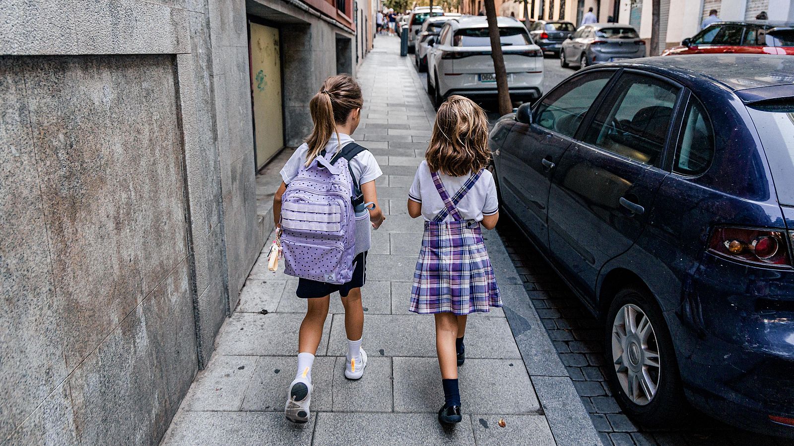 Varios niños de camino a la escuela, a 7 de septiembre de 2026, en Madrid