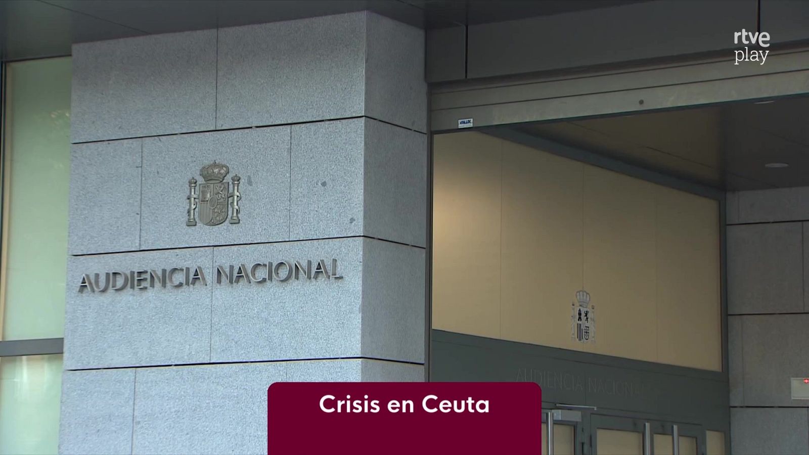 Fachada de la Audiencia Nacional con el logo de rtve play y titular 'Crisis en Ceuta'.