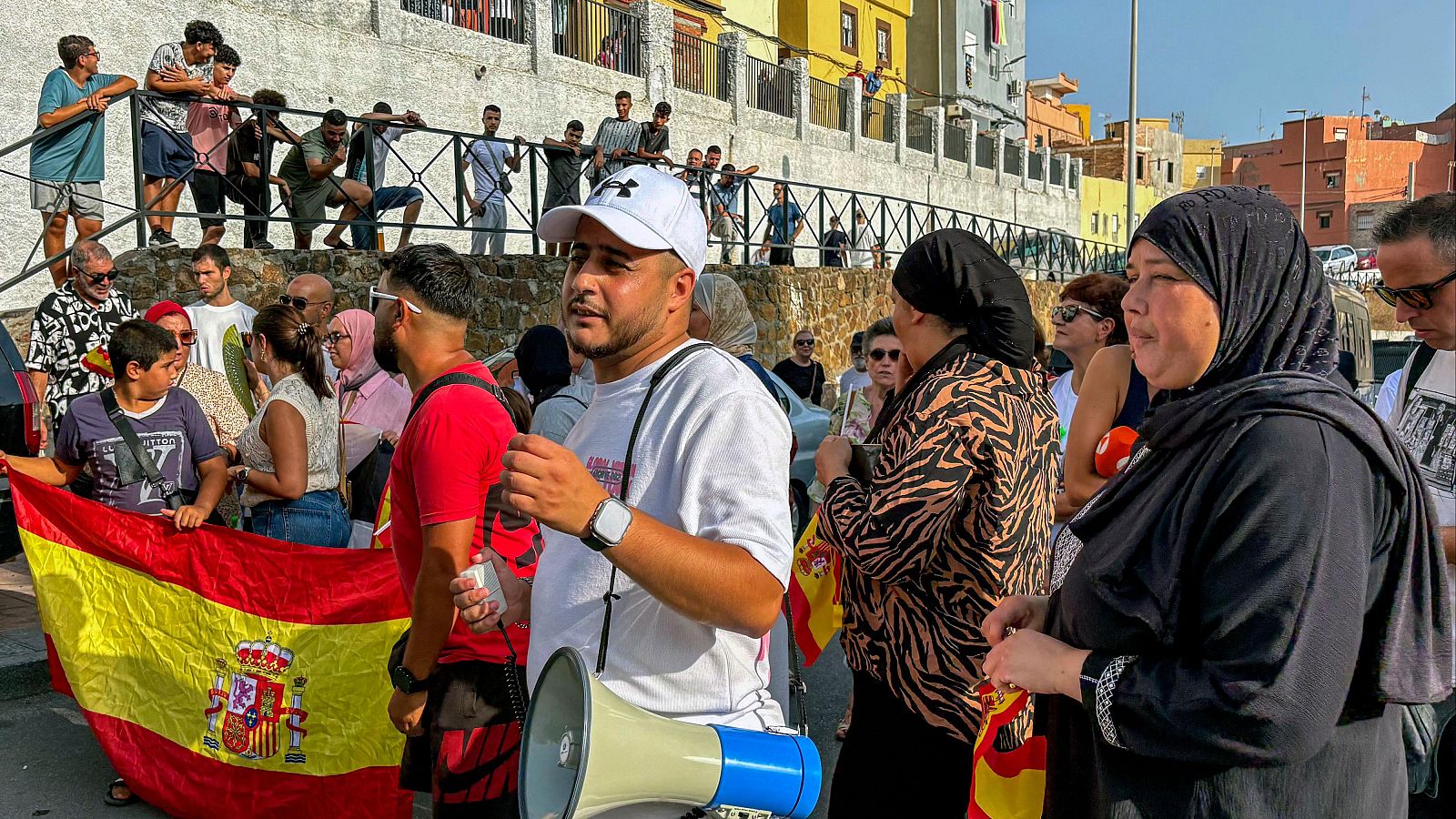 Asistentes a la manifestación que ha recorrido este lunes la periferia de Ceuta