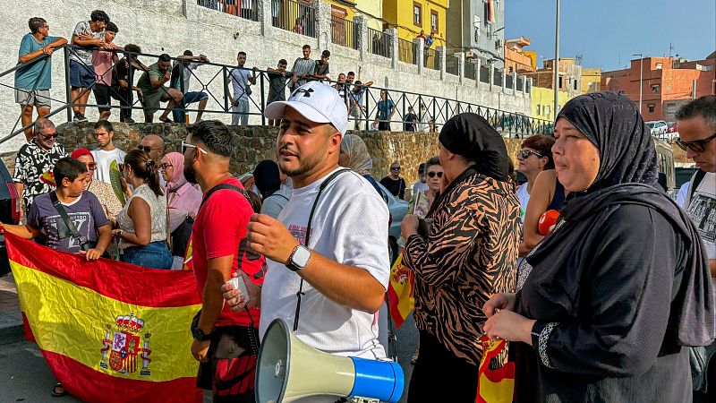 Asistentes a la manifestación que ha recorrido este lunes la periferia de Ceuta