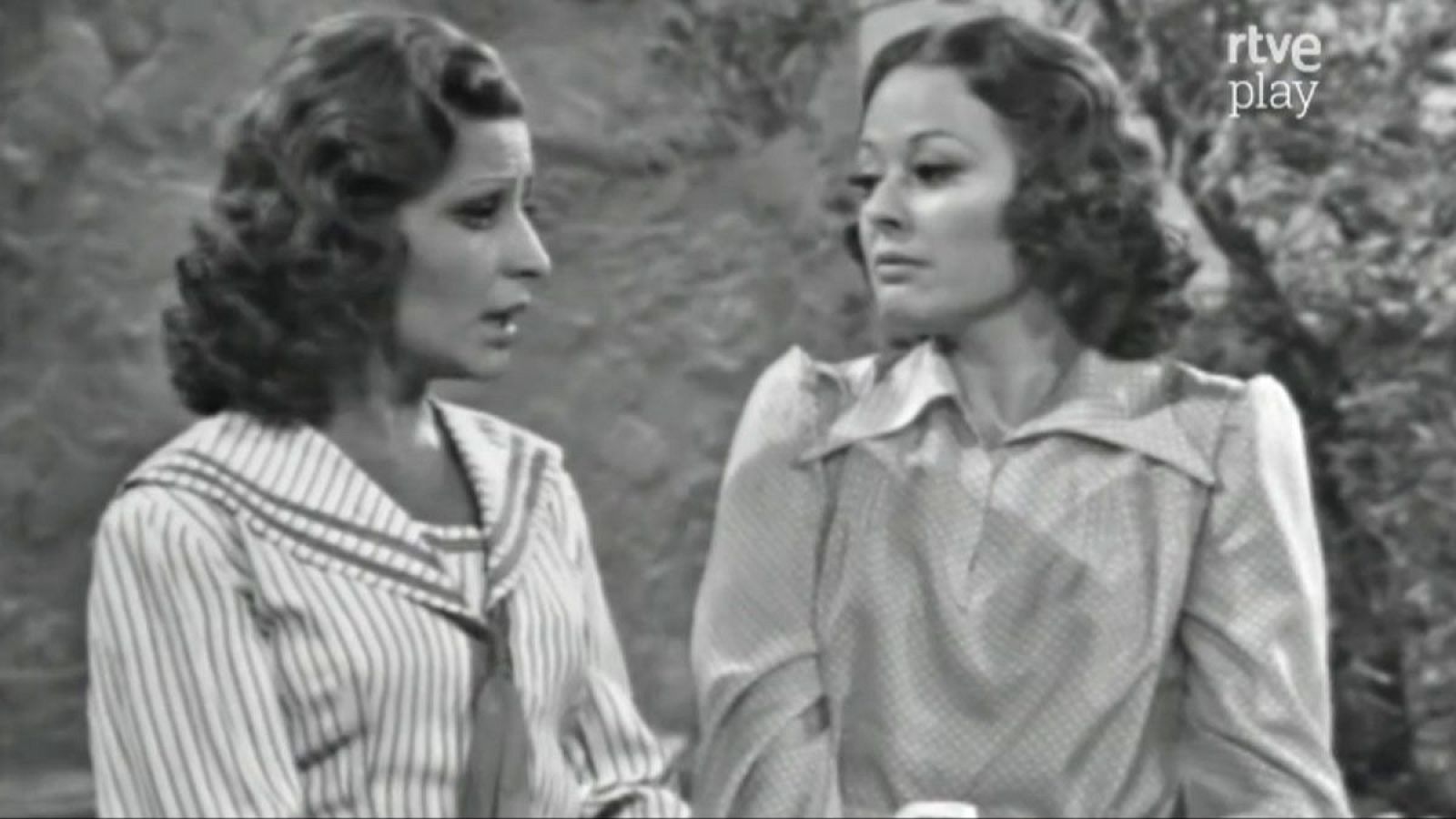 Primer plano de María José Alfonso y Lola Herrera en una escena teatral o televisiva, con el logo "rtve play" en la esquina superior derecha.