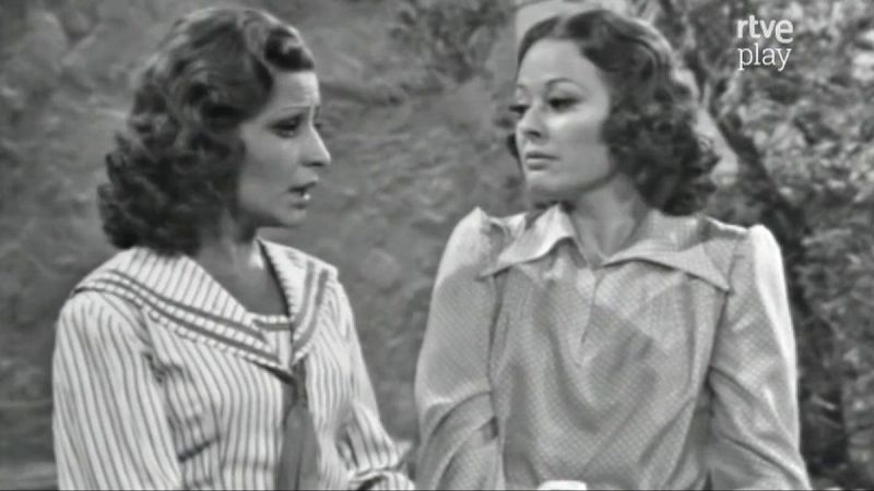 Primer plano de María José Alfonso y Lola Herrera en una escena teatral o televisiva, con el logo "rtve play" en la esquina superior derecha.