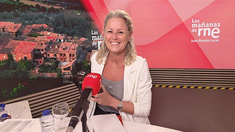 Pepa Fernández en estudio de RNE con micrófono "rne". Fondo muestra "Las mañanas de rne" y "Juan Ramón Lucas". Mesa con botellas y copa.