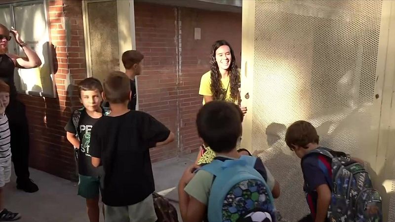 Tornada a l'escola entre il·lusió i incertesa per la vaga docent - L'Informatiu