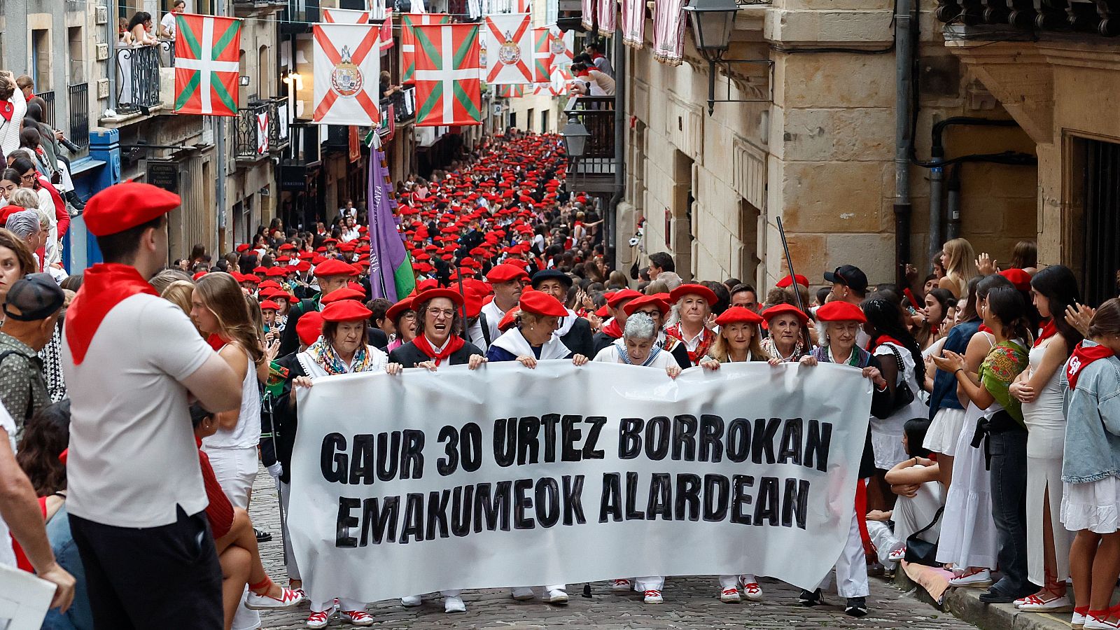 La compañía mixta Jaizkibel ha homenajeado a las pioneras del alarde mixto de Hondarribia