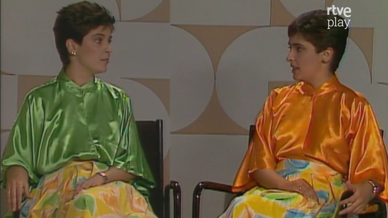 Ana Jerez aparece duplicada, sentada y vestida con blusas de seda y faldas estampadas, con el logo de rtve play visible.