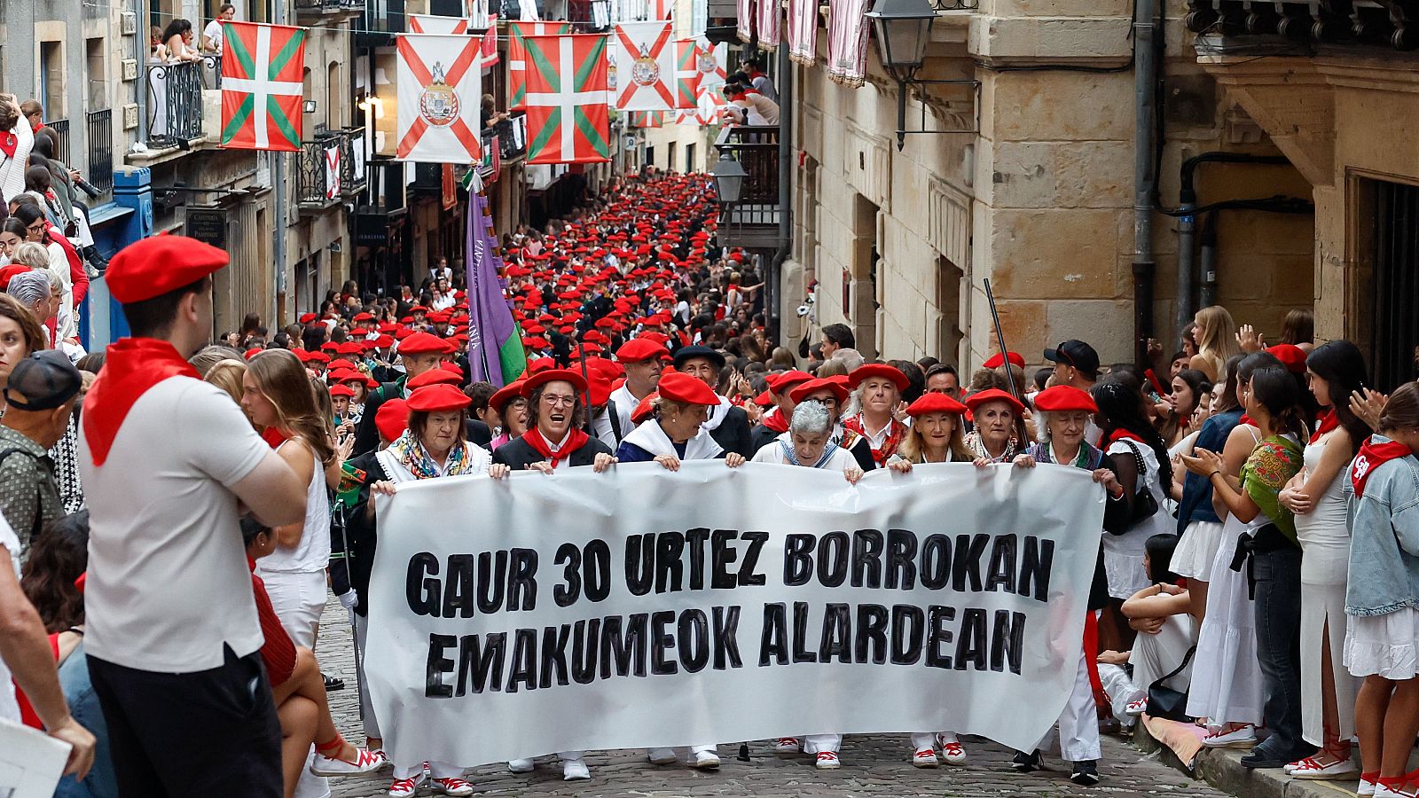 La compañía Jaizkibel ha homenajeado a sus pioneras en el alarde de Hondarribia