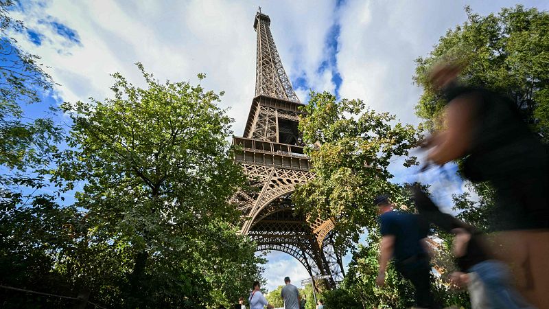 Huelga en la Torre Eiffel por apartar a sus trabajadoras