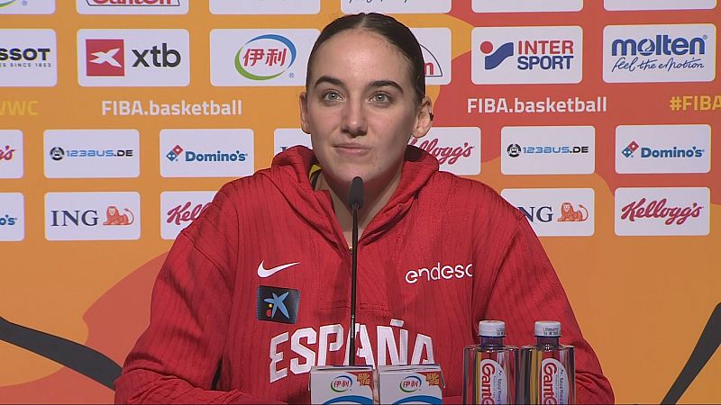 Maite Cazorla, jugadora de baloncesto, con chaqueta roja de España, Nike, CaixaBank, Endesa. Fondo de patrocinadores FIBA.basketball y #FIBAWWC.