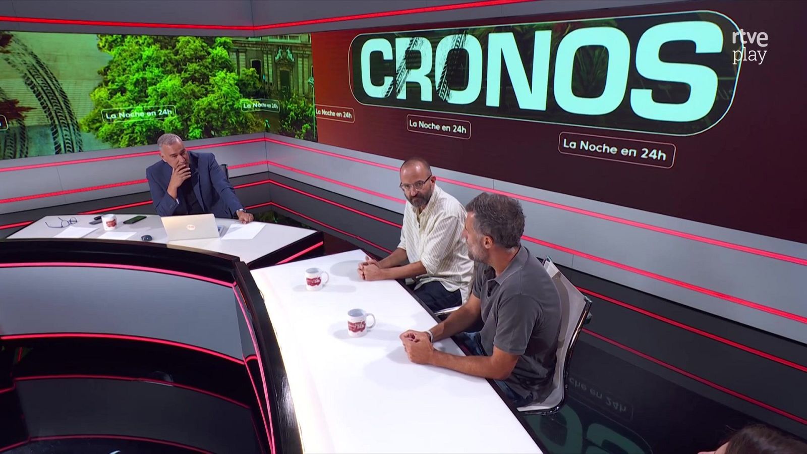 Estudio de televisión con Xabier Fortes, Antonio Maestre y Manuel Rico en un debate. Pantallas de fondo muestran "CRONOS" y "rtve play".