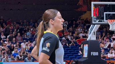 Ariadna Chueca, �rbitro de baloncesto, con uniforme oficial y parche "FIBA WOMEN'S BASKETBALL WORLD CUP SYDNEY 2022", en un partido.