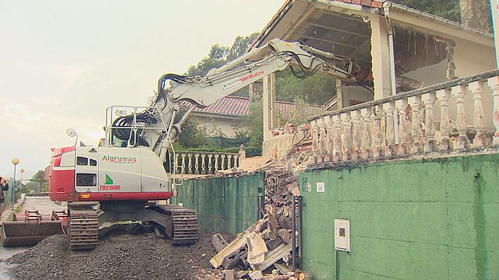 TeleCantabria - Comienza el derribo de tres viviendas con sentencia firme en Argoños